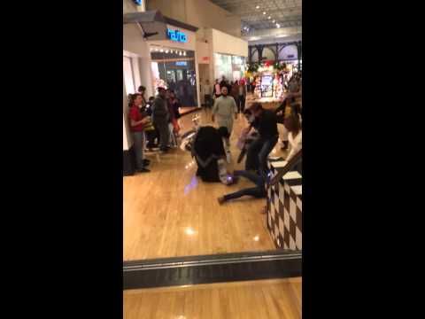 2013 Black Friday taser fight in mall *HIGH-DEFINITION